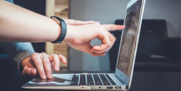Agente digitalizador trabajando con cliente